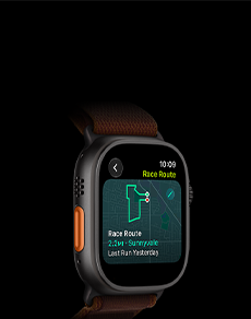 Apple Watch Ultra 4, titaanikuori, värinä musta, Kilpareitti-ominaisuus, jossa näkyy juoksureitti, näkymä vasemmasta sivusta, toimintopainike, Alpine-ranneke, värinä viininpunainen