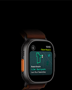 Apple Watch Ultra 4, titaanikuori, värinä musta, Kilpareitti-ominaisuus, jossa näkyy juoksureitti, näkymä vasemmasta sivusta, toimintopainike, Alpine-ranneke, värinä viininpunainen
