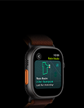Apple Watch Ultra 4, titaanikuori, värinä musta, Kilpareitti-ominaisuus, jossa näkyy juoksureitti, näkymä vasemmasta sivusta, toimintopainike, Alpine-ranneke, värinä viininpunainen