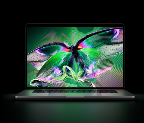 MacBook Pro PROLED XDR ‑näytöllä, kansi avoinna, värinä hopea, näytöllä yksityiskohtainen kuva, jossa suuri kontrasti ja kirkkaat värit, näyttö valaisee näppäimistön