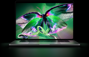 MacBook Pro PROLED XDR ‑näytöllä, kansi avoinna, värinä hopea, näytöllä yksityiskohtainen kuva, jossa suuri kontrasti ja kirkkaat värit, näyttö valaisee näppäimistön