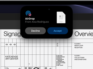 Näytöllä Dynamic Island ja AirDrop-pyyntö pienessä ikkunassa avoimen Adobe Acrobat ‑tiedoston päällä