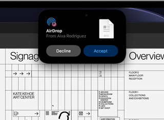 Näytöllä Dynamic Island ja AirDrop-pyyntö pienessä ikkunassa avoimen Adobe Acrobat ‑tiedoston päällä