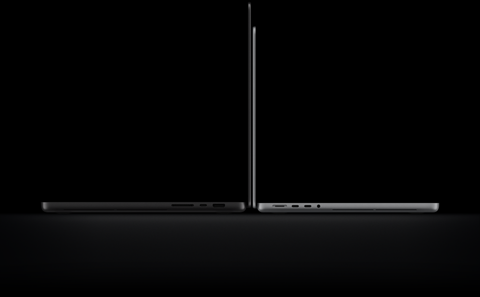 16 tuuman MacBook Pro PROLED XDR ‑näytöllä, kansi avoinna, värinä tähtimusta, oikealla puolella kolme porttia, tekstissä lukee: 1,82 kg, 14 tuuman MacBook Pro PROLED XDR ‑näytöllä, kansi avoinna, värinä hopea, vasemmalla puolella neljä porttia, tekstissä lukee: 1,38 kg