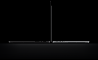 16 tuuman MacBook Pro PROLED XDR ‑näytöllä, kansi avoinna, värinä tähtimusta, oikealla puolella kolme porttia, tekstissä lukee: 1,82 kg, 14 tuuman MacBook Pro PROLED XDR ‑näytöllä, kansi avoinna, värinä hopea, vasemmalla puolella neljä porttia, tekstissä lukee: 1,38 kg