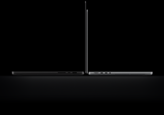 16 tuuman MacBook Pro PROLED XDR ‑näytöllä, kansi avoinna, värinä tähtimusta, oikealla puolella kolme porttia, tekstissä lukee: 1,82 kg, 14 tuuman MacBook Pro PROLED XDR ‑näytöllä, kansi avoinna, värinä hopea, vasemmalla puolella neljä porttia, tekstissä lukee: 1,38 kg