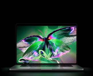 MacBook Pro PROLED XDR ‑näytöllä, kansi avoinna, värinä hopea, näytöllä yksityiskohtainen kuva, jossa suuri kontrasti ja kirkkaat värit, näyttö valaisee näppäimistön
