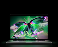 MacBook Pro PROLED XDR ‑näytöllä, kansi avoinna, värinä hopea, näytöllä yksityiskohtainen kuva, jossa suuri kontrasti ja kirkkaat värit, näyttö valaisee näppäimistön