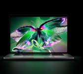 MacBook Pro PROLED XDR ‑näytöllä, kansi avoinna, värinä hopea, näytöllä yksityiskohtainen kuva, jossa suuri kontrasti ja kirkkaat värit, näyttö valaisee näppäimistön