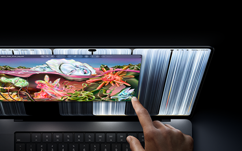 MacBook Pro PROLED XDR ‑näytöllä, värinä tähtimusta, käyttäjä muuttaa ikkunan kokoa näytöllä sormenpäällään