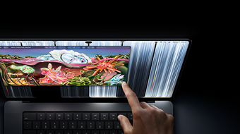 MacBook Pro PROLED XDR ‑näytöllä, värinä tähtimusta, käyttäjä muuttaa ikkunan kokoa näytöllä sormenpäällään