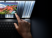 MacBook Pro PROLED XDR ‑näytöllä, värinä tähtimusta, käyttäjä muuttaa ikkunan kokoa näytöllä sormenpäällään