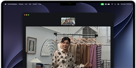 MacBook Prossa videopuhelu, jossa nainen esittelee kankaita kahdelle puhelun osallistujalle, valokeilatoiminto pitää hänet kuvan keskellä, kun hän liikkuu paikasta toiseen