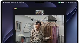 MacBook Prossa videopuhelu, jossa nainen esittelee kankaita kahdelle puhelun osallistujalle, valokeilatoiminto pitää hänet kuvan keskellä, kun hän liikkuu paikasta toiseen
