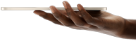 Käsi pitelee ohutta iPad miniä, kevyt ja tyylikäs muotoilu