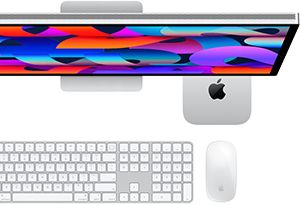 Mac mini sijoitettuna Studio Displayn alle, Magic Keyboard numeronäppäimistöllä, Magic Mouse