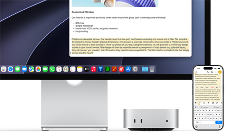 Mac mini edestä, sijoitettuna Studio Displayn alle, laitteen ja näytön oikealla puolella iPhone, jonka yläpuolella olevat leikkaa-, kopioi-, sijoita- ja automaattinen täyttö ‑toiminnot vastaavat näytöllä korostettua tekstiä ja esittelevät universaalia leikepöytää