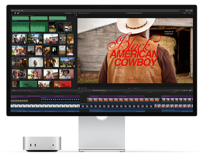 Mac mini ja Studio Display, näytöllä on oikealla puolella Black American Cowboy -elokuvan esittelyruutu, vasemmalla puolella useita still-kuvia