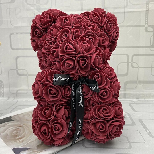 Rosbjörn - punaisella ruusuilla peitetty nallekarhu