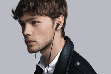 B&O Beoplay E4 in-ear kuulokkeet (musta)