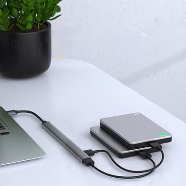 USB3.0–USB2.0/3.0 USB-keskitin, jossa on 7 porttia Hopeanharmaa