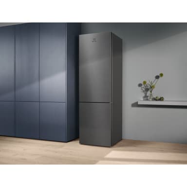 Electrolux jääkaappipakastin LNC7ME34X1 (Teräs)