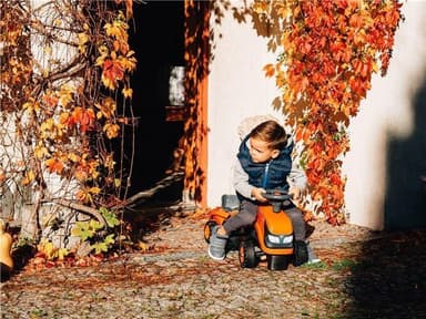 Falk Ride-on traktori peräkärryllä, haravalla ja lapiolla FALK baby Kubota