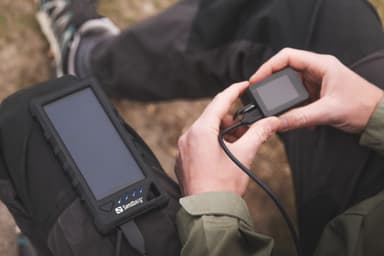 16 000 mAh: n aurinkovoimalaite, musta