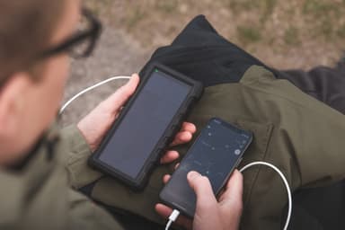 24 000 mAh ulkona käytettävä aurinkoenergiapankki, musta