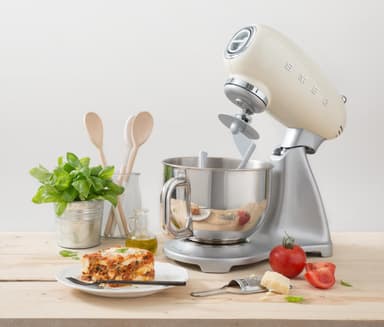 Smeg yleiskone SMF01CREU (luonnonvalkoinen)