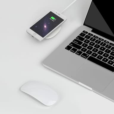 NÖRDIC Qi-sertifioitu langaton pikalaturi 10 W, Android ja Apple, valkoinen