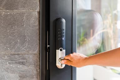Yale Doorman L3 digitaalinen lukko (harjattu teräs)