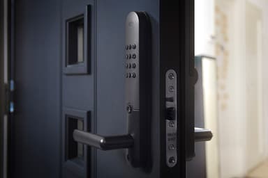 Yale Doorman L3 digitaalinen lukko (musta)