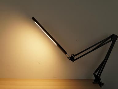 INF LED-pöytävalaisin säädettävällä kääntövarrella Musta