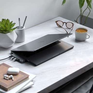 Satechi MacBook Pro 16" Hardshell kuori (läpinäkyvä)