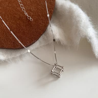 Halsband med kub Hopea