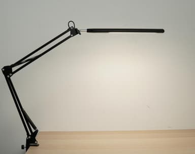 INF LED-pöytävalaisin säädettävällä kääntövarrella Musta