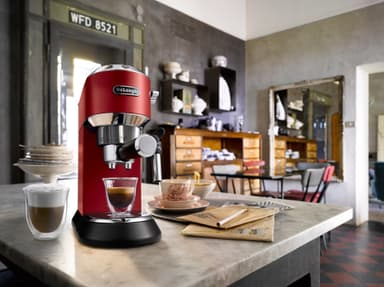 De'Longhi Dedica kahvikone EC685 (punainen)