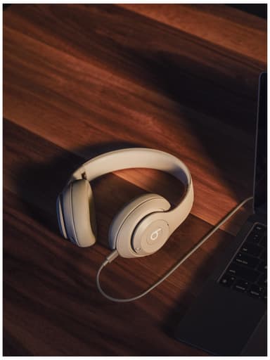 Beats Studio Pro langattomat around-ear kuulokkeet (hiekkakivi)