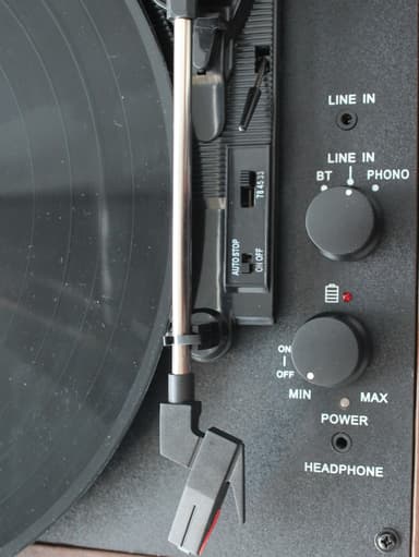 Groove kannettava levysoitin (musta/valkoinen)