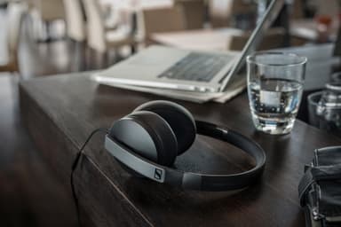 Sennheiser HD 4.20S around-ear kuulokkeet (musta)