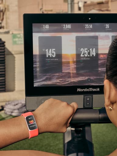 Fitbit Charge 6 aktiivisuusranneke (kulta/oranssi)
