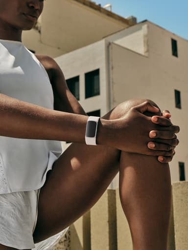 Fitbit Charge 6 aktiivisuusranneke (hopea/beige)