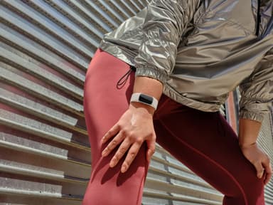 Fitbit Charge 6 aktiivisuusranneke (hopea/beige)