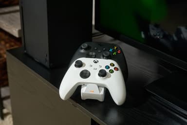 Gioteck Duo Xbox Charging latausasema peliohjaimille (valkoinen)