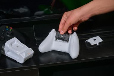 Gioteck Duo Xbox Charging latausasema peliohjaimille (valkoinen)