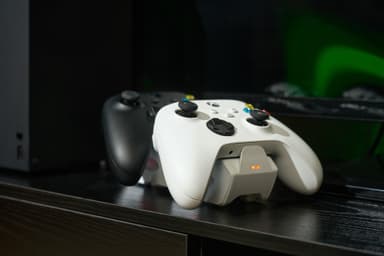 Gioteck Duo Xbox Charging latausasema peliohjaimille (valkoinen)