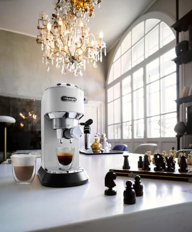 De'Longhi Dedica kahvikone EC685 (valkoinen)