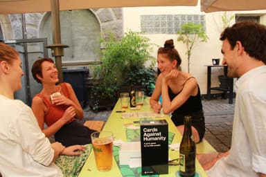 Cards Against Humanity International Edition lautapeli