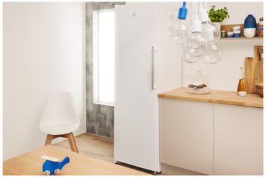 Indesit pakastin pystymalli UI8F2CW (valkoinen)